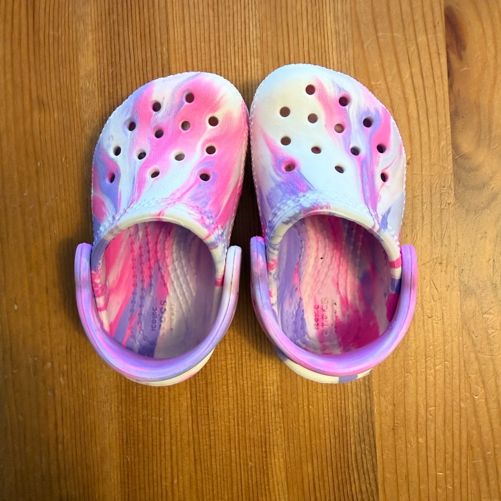 CROCS Baby Marble Glow in the Dark Clogs size 4